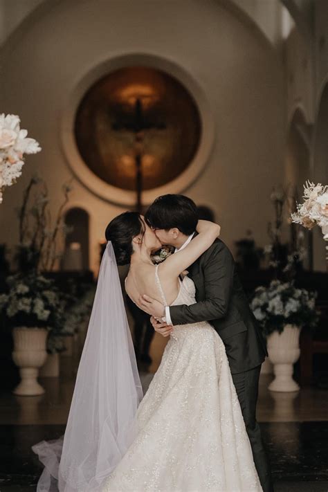 Couple Goes Viral Over “No Face Reveal” Wedding Photos.